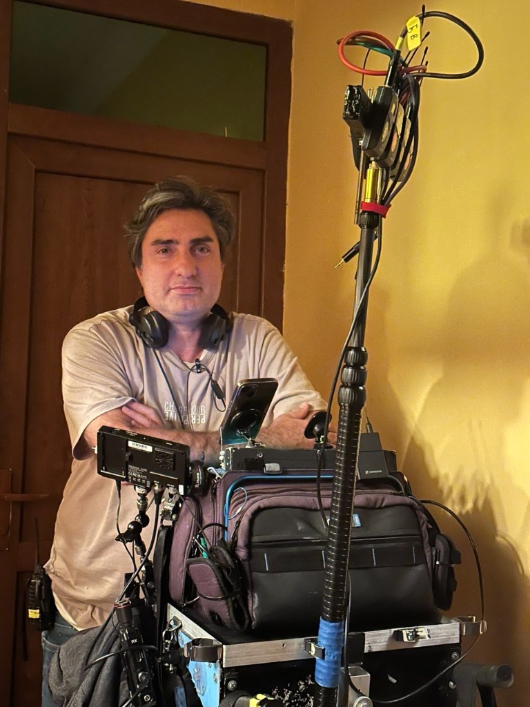 Morteza Najaflo with mixer bag, picture feed, and RF mast during Mənə Bənzər Adam.