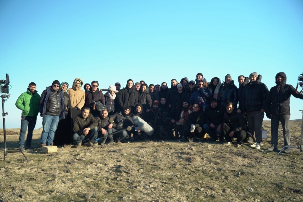 Mənə Bənzər Adam cast and crew group photo with boom in the foreground