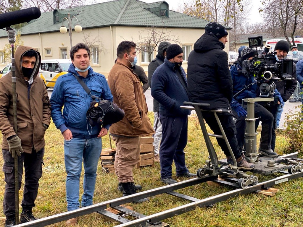 Sən demə unit — boom covering a dolly track shot outdoors with camera crew